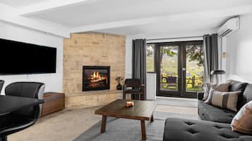 Een smart-tv en een open haard