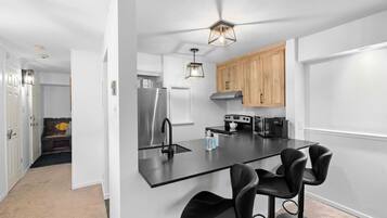 Een koelkast, een microgolfoven, een oven, een kookplaat