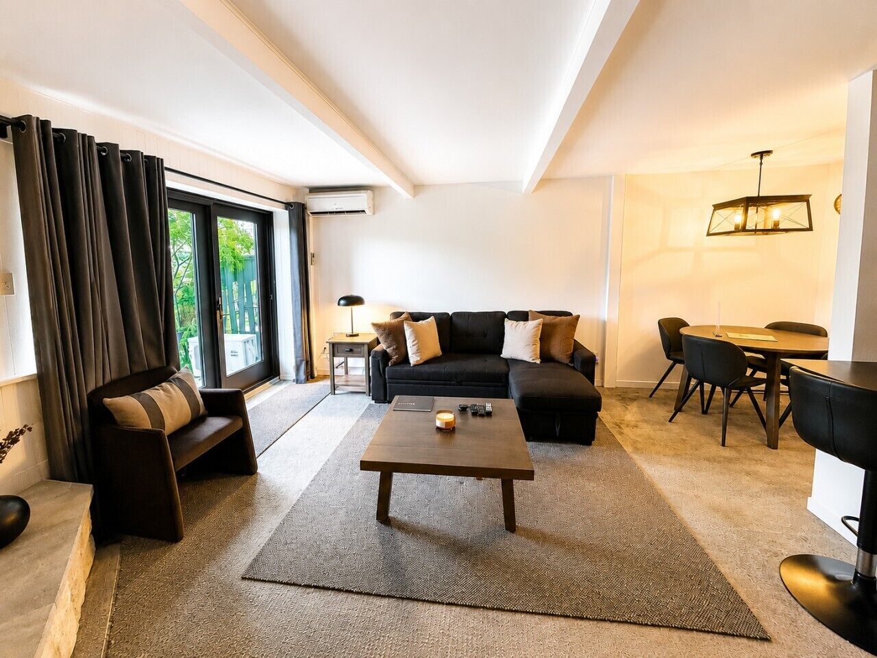 Smart TV, fireplace