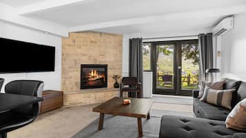 Smart TV, fireplace