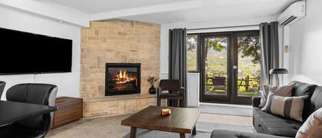 Una Smart TV, una chimenea