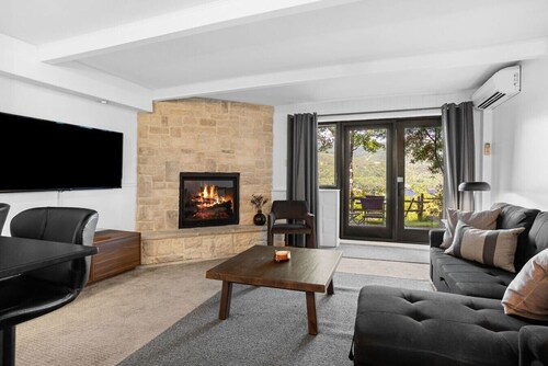 This condominium is a 1 bedroom(s), 1 bathrooms, located in Mont-Tremblant, Québec.
