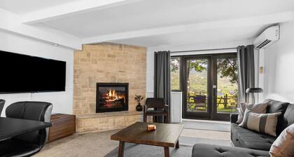 This condominium is a 1 bedroom(s), 1 bathrooms, located in Mont-Tremblant, Québec.