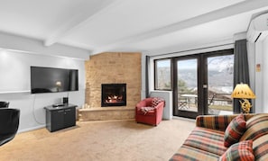 Smart TV, fireplace