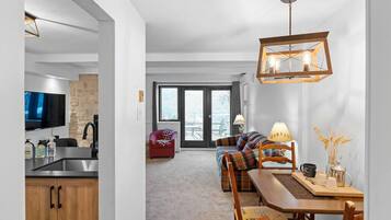 Smart TV, fireplace