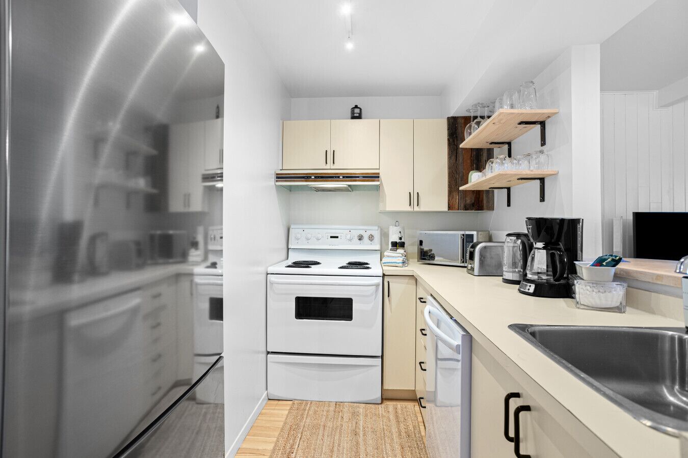 Jääkaappi, mikroaaltouuni, uuni, liesi