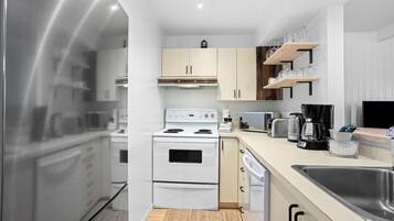 Jääkaappi, mikroaaltouuni, uuni, liesi