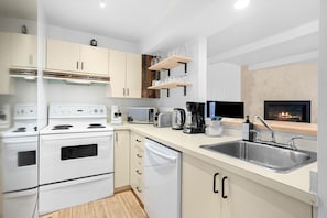 Réfrigérateur, four à micro-ondes, un four, surface de cuisson