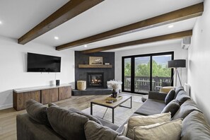 Smart TV, fireplace