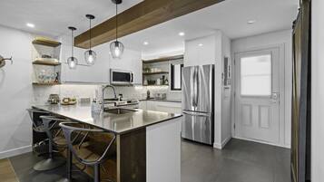 Refrigerador, horno, lavavajillas y cafetera y tetera