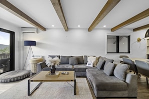 Una Smart TV, una chimenea