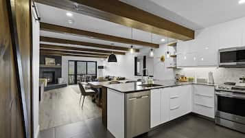 KĂŒhlschrank, Ofen, GeschirrspĂŒler, Wasserkocher mit Kaffee-/Teezubehör