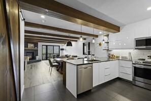 Fridge, oven, dishwasher, coffee/tea maker - Modern & Warm Condo with Views of Mont-Tremblant (Mont-Tremblant)