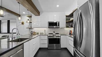 KĂŒhlschrank, Ofen, GeschirrspĂŒler, Wasserkocher mit Kaffee-/Teezubehör