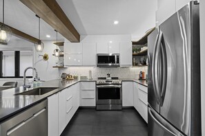 Køleskab, ovn, opvaskemaskine, kaffe-/temaskine