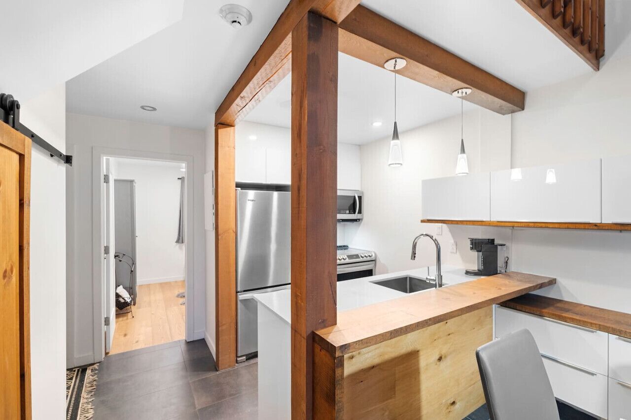 Kühlschrank, Mikrowelle, Herdplatte, Wasserkocher mit Kaffee-/Teezubehör