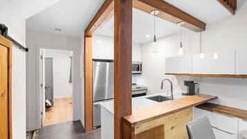 Een koelkast, een microgolfoven, een kookplaat