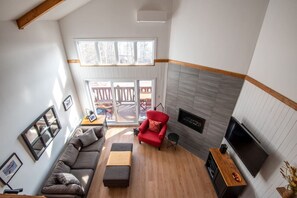 TV, fireplace - Relaxed Chalet with Views of Mont-Tremblant (Mont-Tremblant)