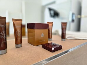 Douche, sèche-cheveux, serviettes fournies