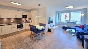 Un apartamento moderno con cocina, comedor y sala de estar.