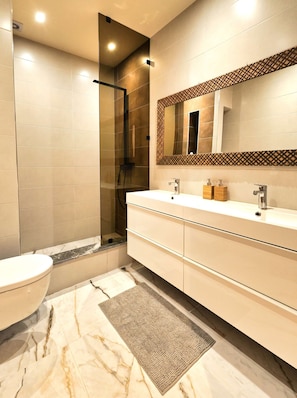 Articles de toilette gratuits, sèche-cheveux, serviettes fournies