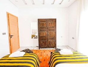 4 chambres, bureau, chambres insonorisées, fer et planche à repasser