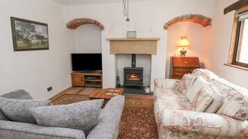 Cottage | Living area | Fireplace