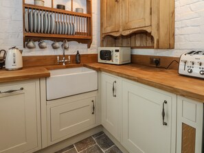 Fridge, dishwasher, electric kettle, toaster - 1 Fountain Cottages (Tarporley)