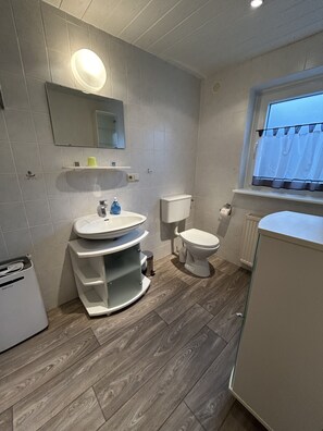 Een haardroger, handdoeken