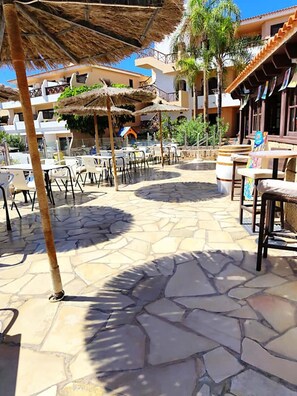 Outdoor dining - Bib's Pool Side Apartment & Ocean View (CN)