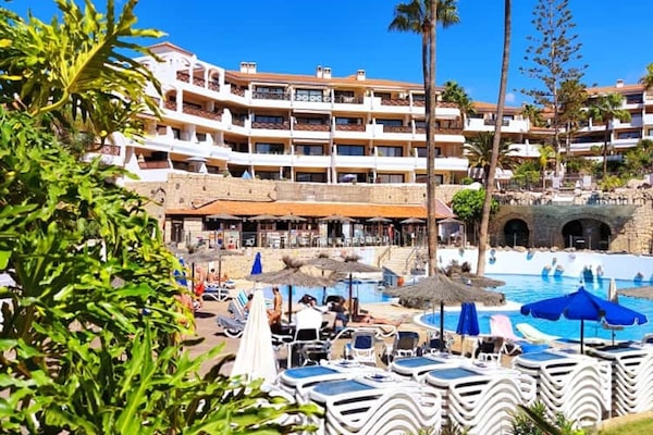 Una piscina al aire libre, una piscina climatizada