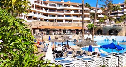 Bib's Pool Side Apartment & Ocean View