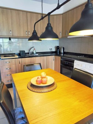 雪櫃、微波爐、焗爐、爐具