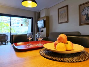 Dining - Bib's Pool Side Apartment & Ocean View (CN)