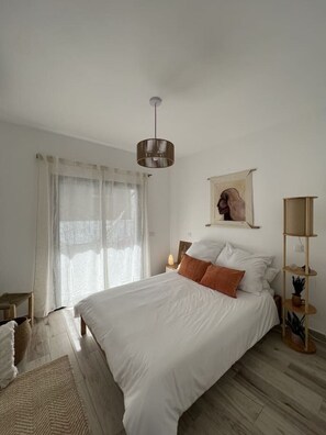 2 bedrooms, travel cot, free WiFi, bed sheets