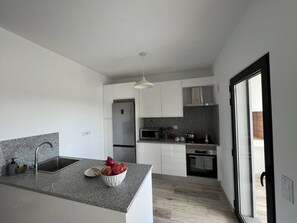 ثلاجة، ميكروويف، فرن، موقد طهي مسطح