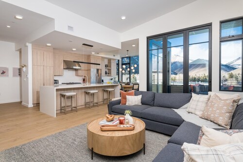 New 3 Bedroom Condo with Mountain Views