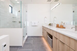Douche, sèche-cheveux, serviettes fournies