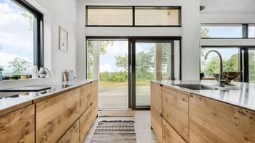 Køleskab, kogeplade, opvaskemaskine