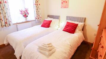 2 dormitorios, decoración individual, mobiliario individual