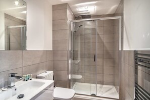 Shower, hair dryer, towels - Modern 1 BR Stay Zeni in Alexandra Rise Manchester (Manchester)