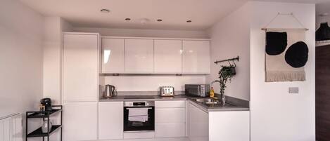 Kühlschrank, Mikrowelle, Ofen, Herdplatte