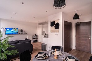 TV, offices - Stay Zeni, Alexandra Rise Manchester Modern 1 Bed (Manchester)