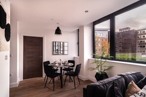 Dining - Stay Zeni, Alexandra Rise Manchester Modern 1 Bed (Manchester)