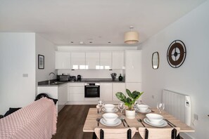 Fridge, microwave, oven, stovetop - Stay Zeni, Alexandra Rise Manchester Neat 1BR Flat (Manchester)