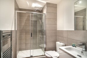 Dusche, Haartrockner, Handtücher, Shampoo