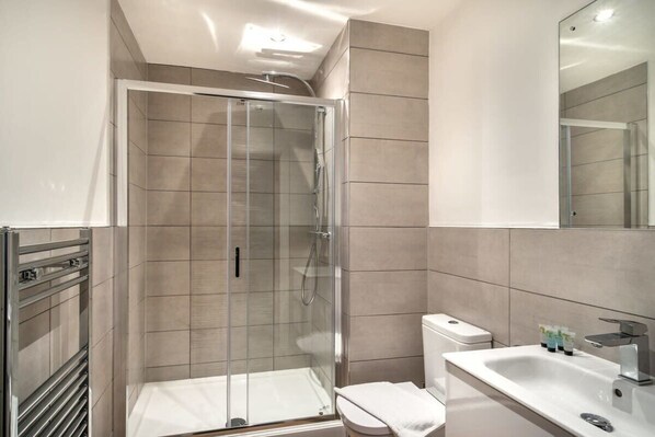 Regadera, secadora de cabello, toallas, shampoo 