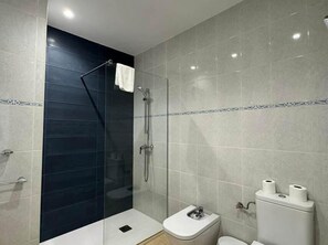Douche, sèche-cheveux, serviettes fournies
