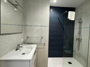 Een douche, een haardroger, handdoeken