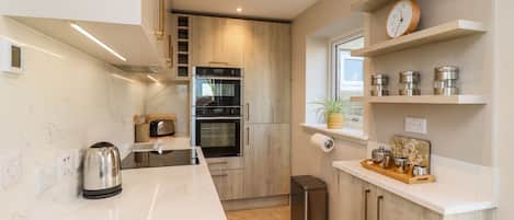 Een koelkast, een vaatwasser, een waterkoker, een broodrooster